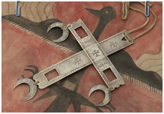 Metalowy krzyż noszony przez Bez Ciała (No Flesh) – Oglala